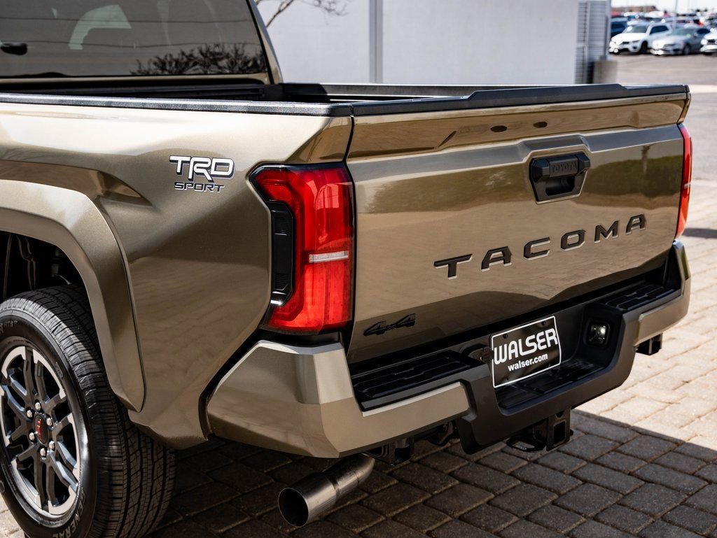 Used 2025 Toyota Tacoma TRD Sport AWD/4WD image 19