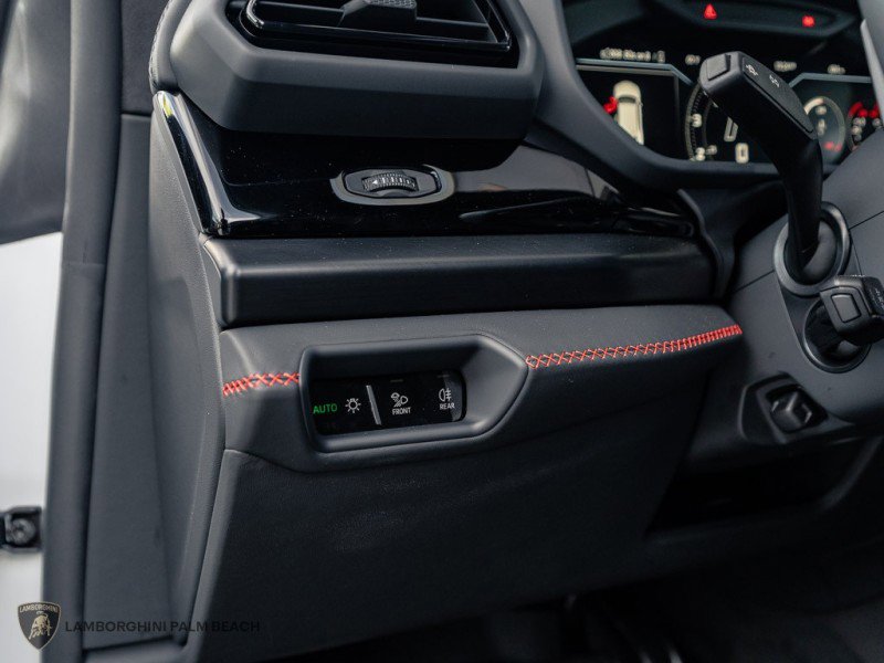 Used 2025 Lamborghini Urus SE image 27