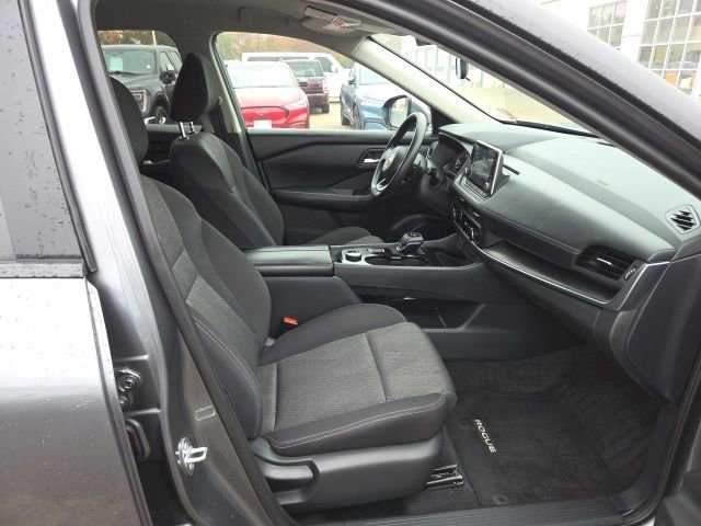 Used 2024 Nissan Rogue SV image 32