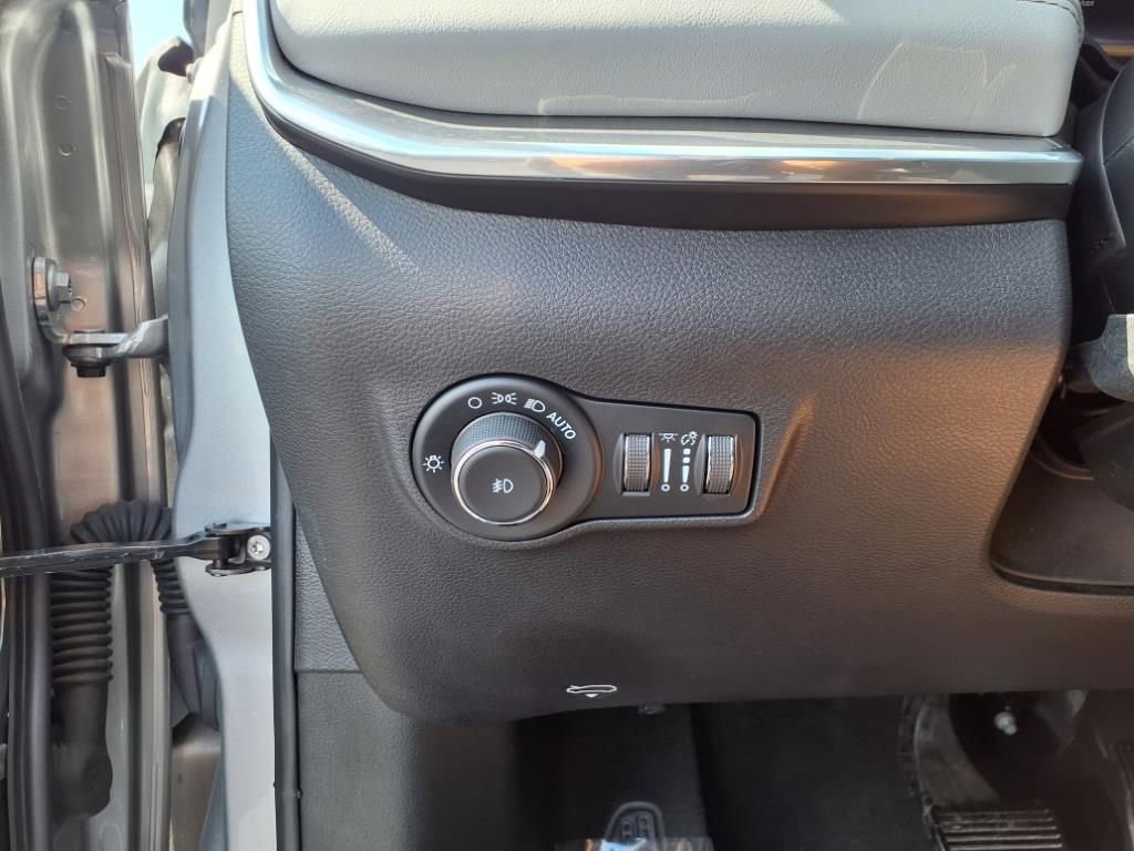 Used 2023 Jeep Compass Limited image 20