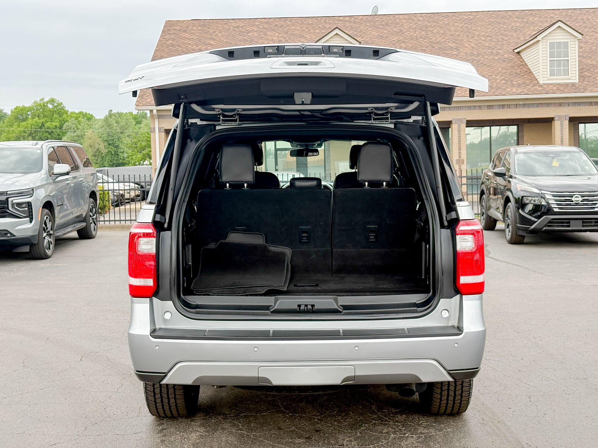 Used 2020 Ford Expedition XLT w/ Equipment Group 202A AWD/4WD image 38