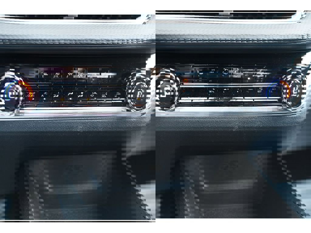 Used 2025 Chevrolet Equinox LT w/ Convenience Package II image 18