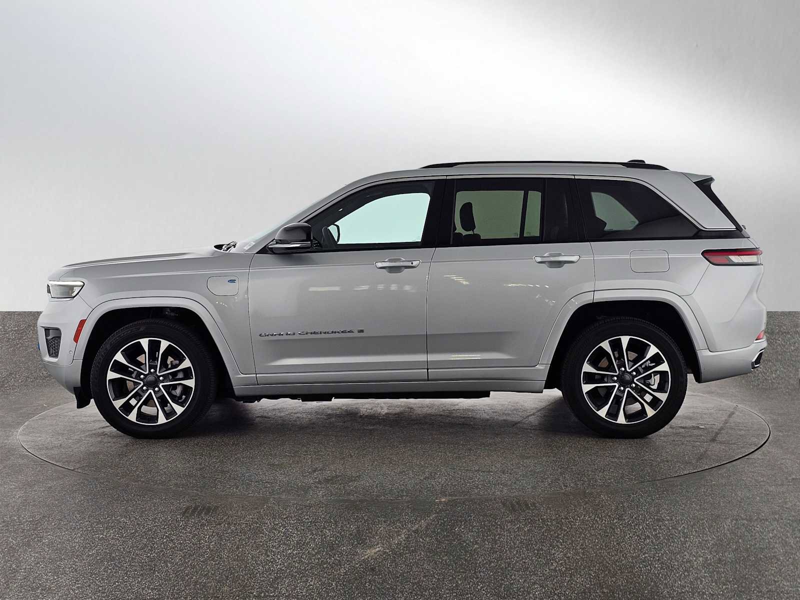 Used 2023 Jeep Grand Cherokee Overland AWD/4WD image 2