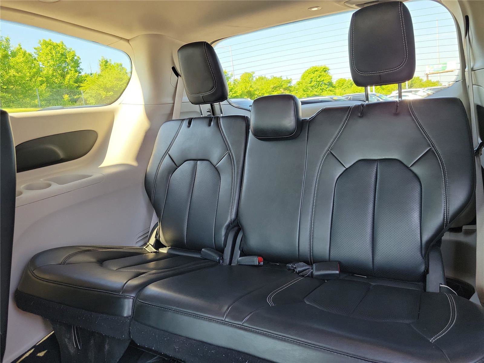 Used 2023 Chrysler Pacifica Touring-L FWD image 15