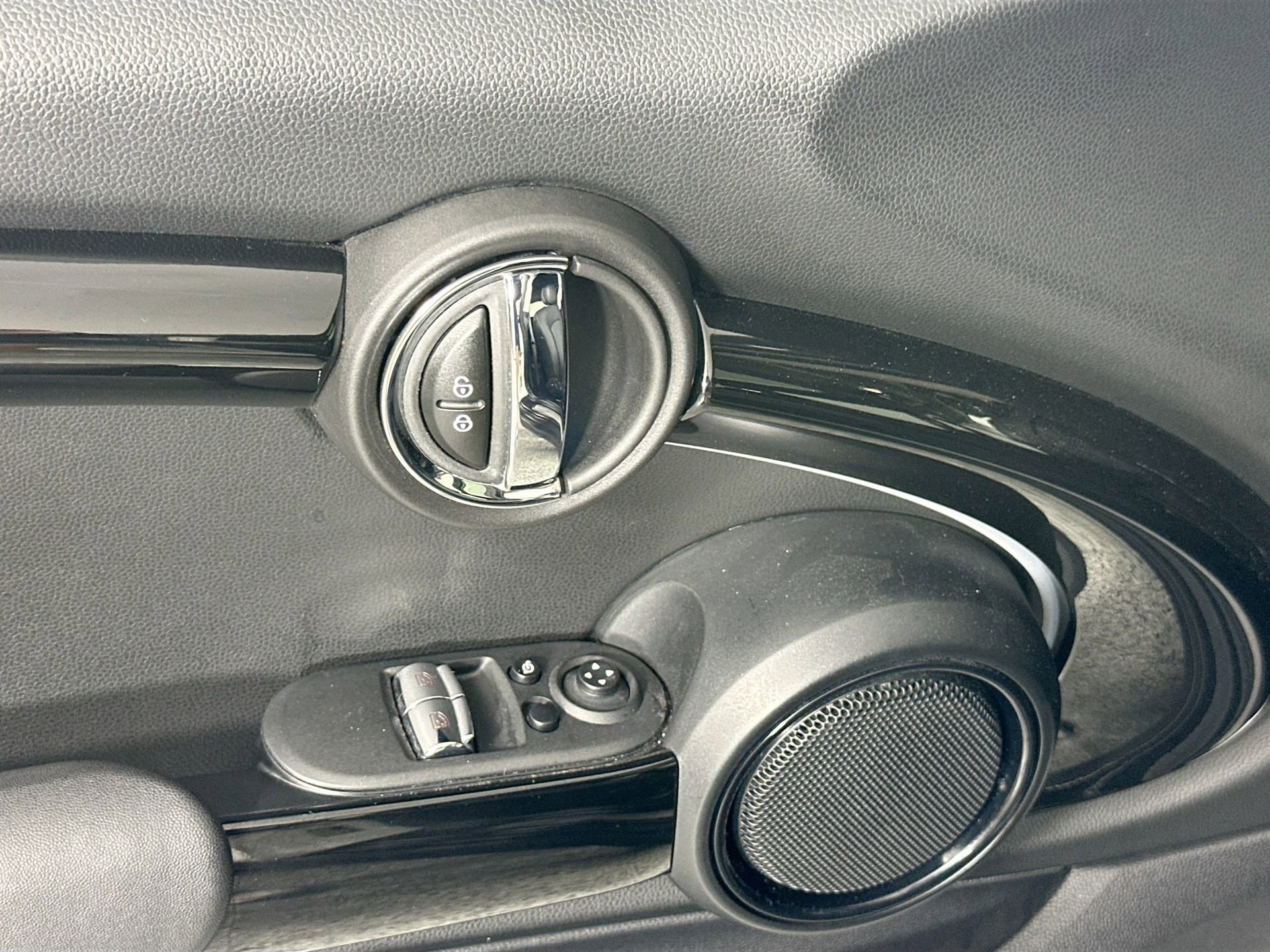 Used 2023 MINI Cooper 2-Door Hardtop image 22