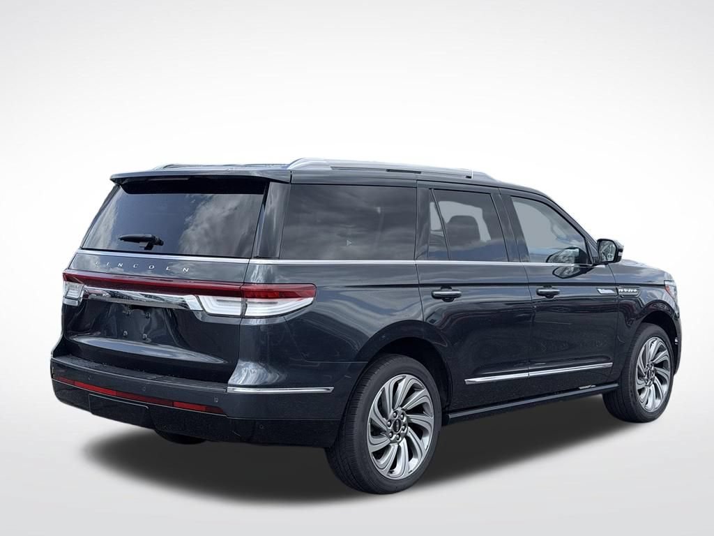 Used 2022 Lincoln Navigator 4WD image 6