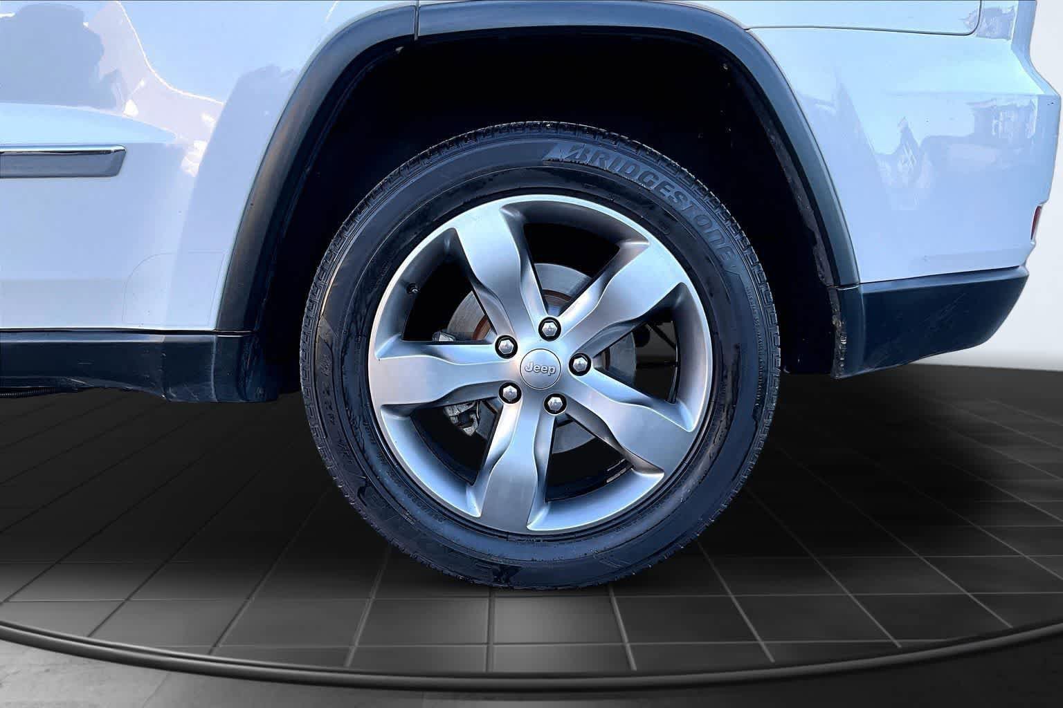 Used 2013 Jeep Grand Cherokee Overland w/ Advance Technology Group AWD/4WD image 35