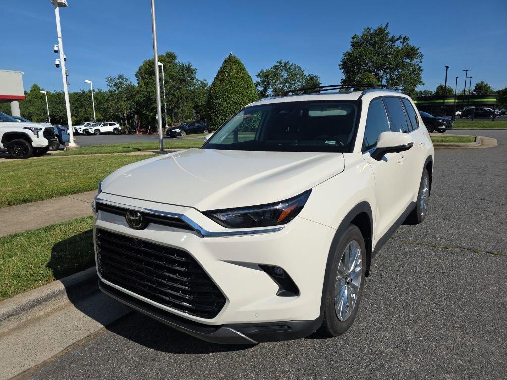 Used 2024 Toyota Grand Highlander AWD image 3