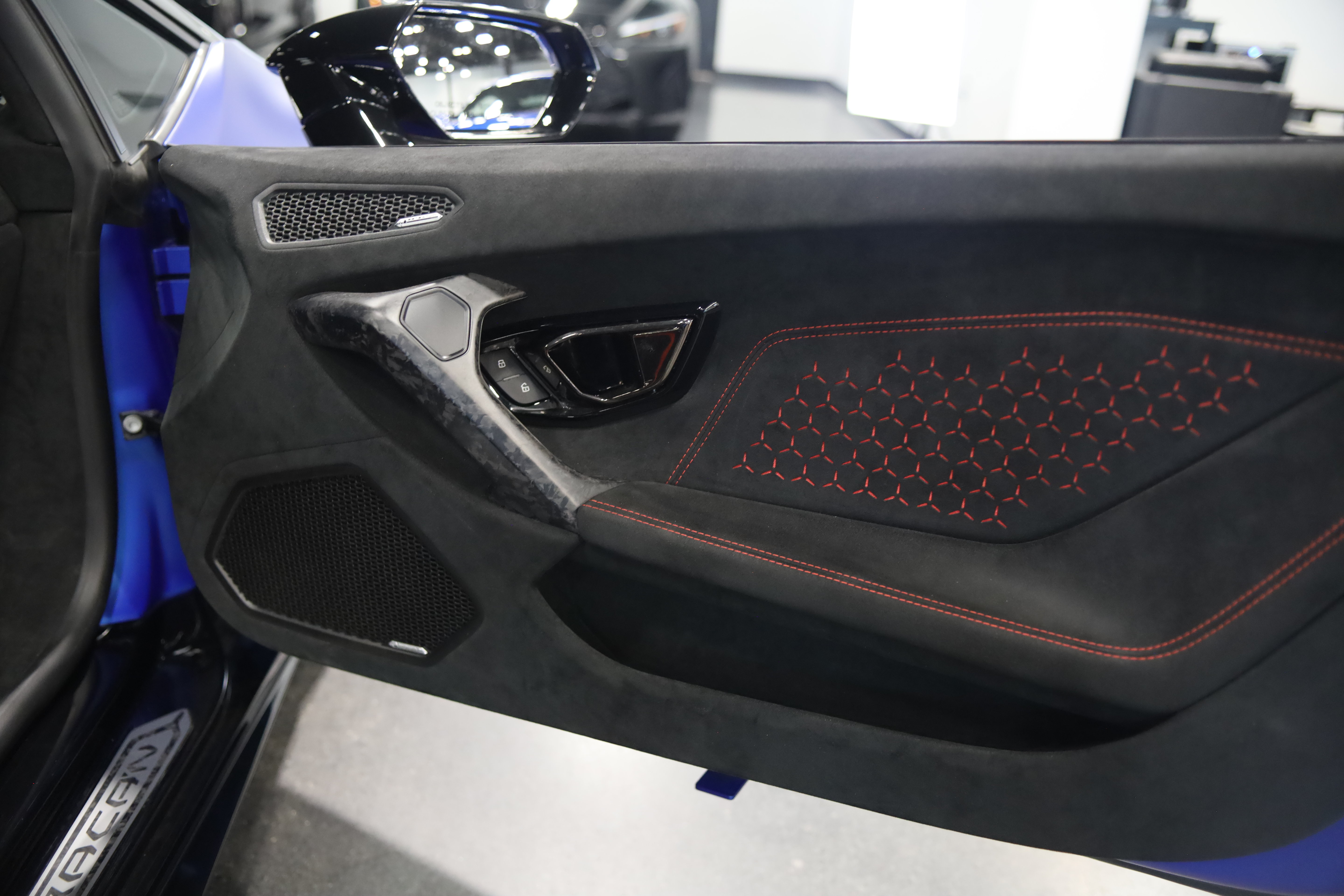 Used 2019 Lamborghini Huracan Performante AWD/4WD image 31