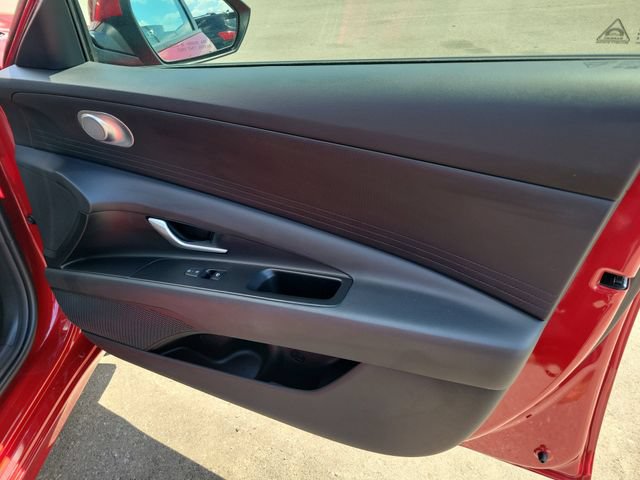 Certified 2025 Hyundai Elantra SE FWD image 30