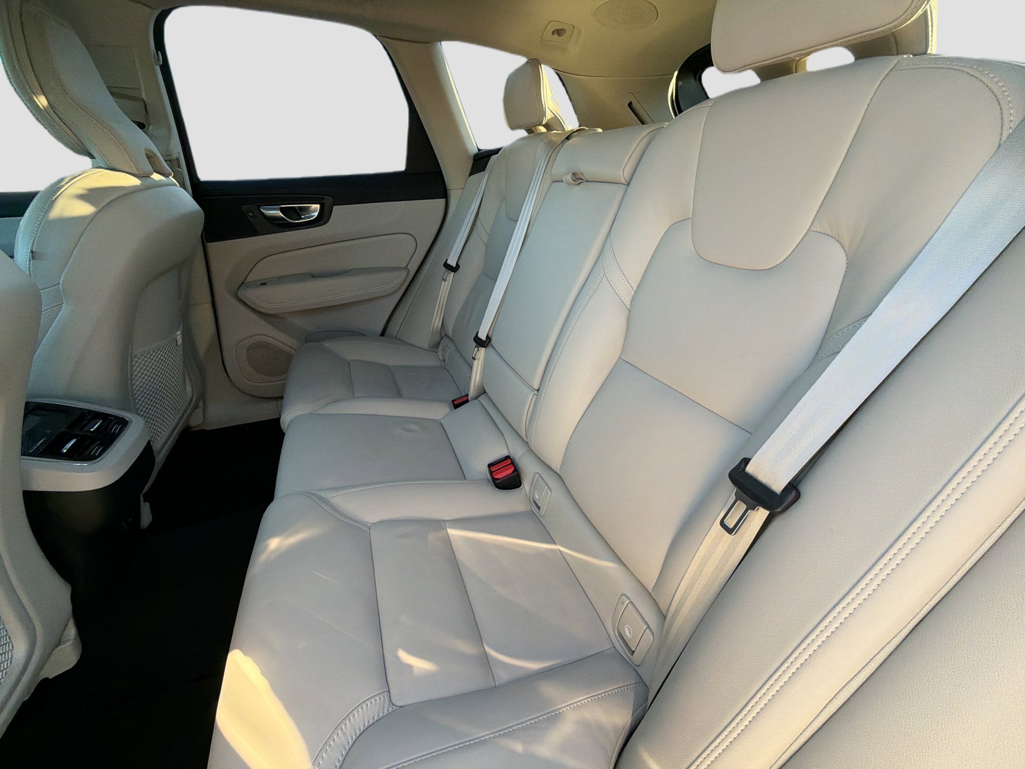 Used 2025 Volvo XC60 B5 Ultra w/ Climate Package image 21