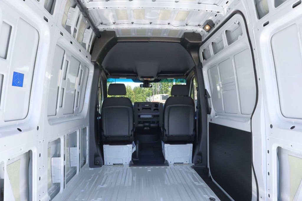 Used 2025 Mercedes-Benz Sprinter 2500 image 23