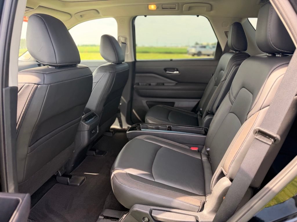 Certified 2025 Nissan Pathfinder SL w/ SL Premium Package FWD image 11