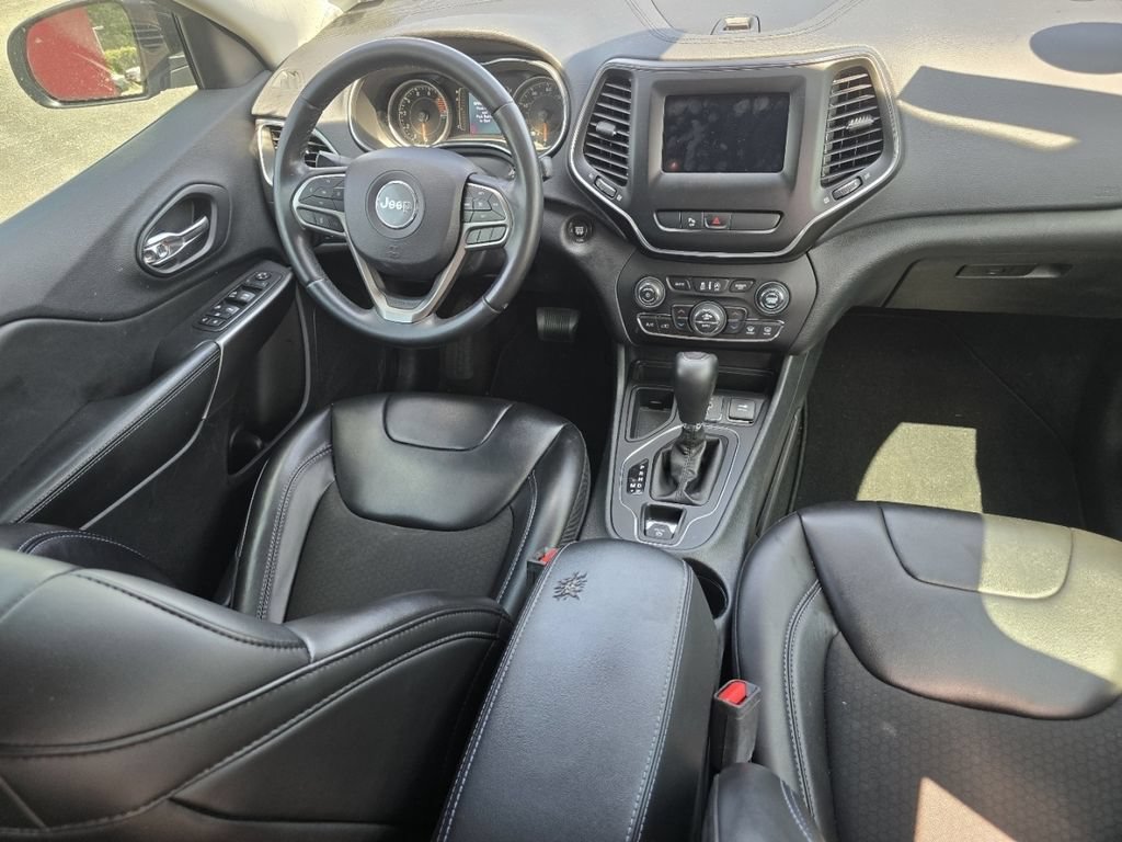 Used 2019 Jeep Cherokee Latitude Plus w/ Comfort/Convenience Group FWD image 18