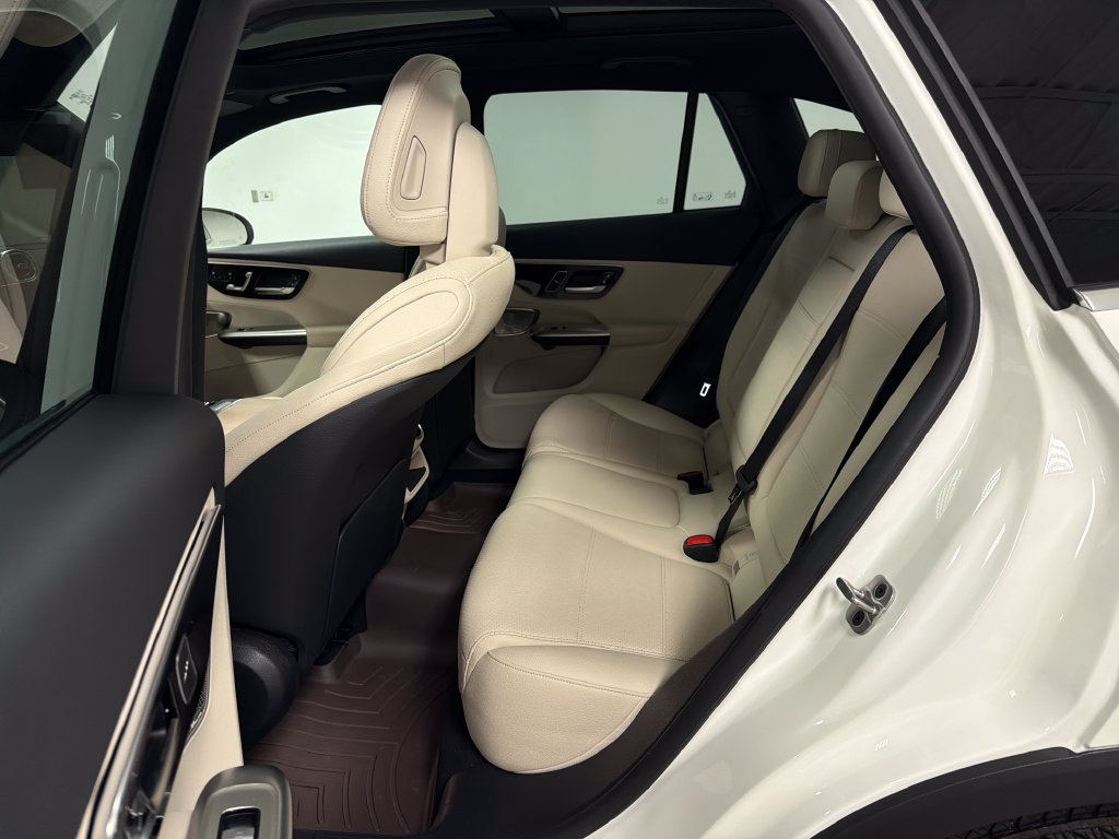 Used 2025 Mercedes-Benz GLC 300 image 27