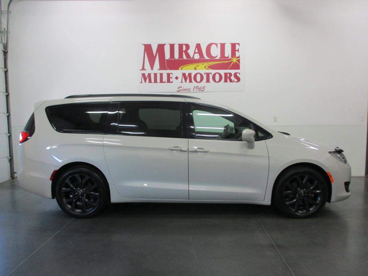 Used 2020 Chrysler Pacifica Touring-L Plus image 6