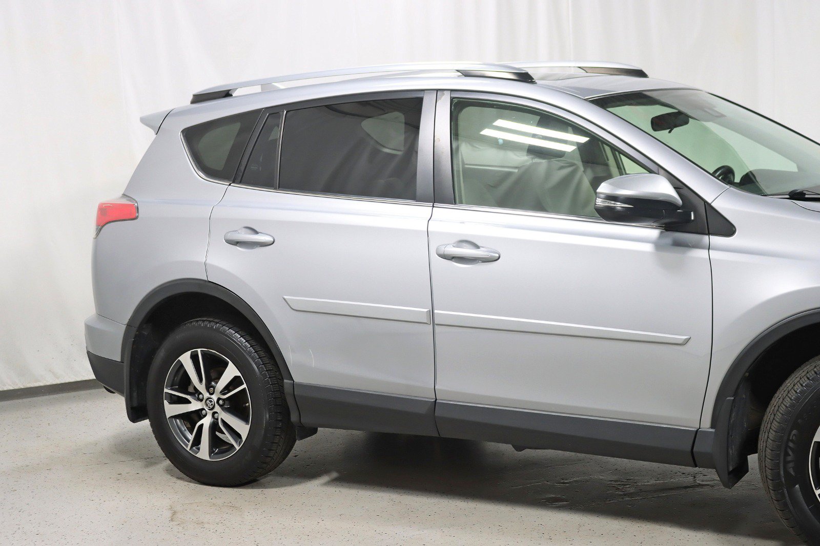 Used 2018 Toyota RAV4 XLE w/ Plus Extra Value Package AWD/4WD image 3