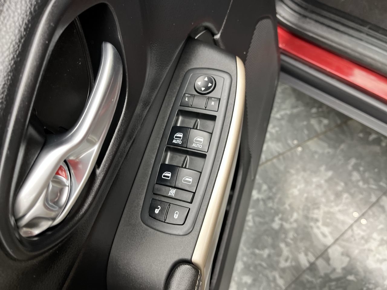 Used 2018 Jeep Cherokee Limited AWD/4WD image 7