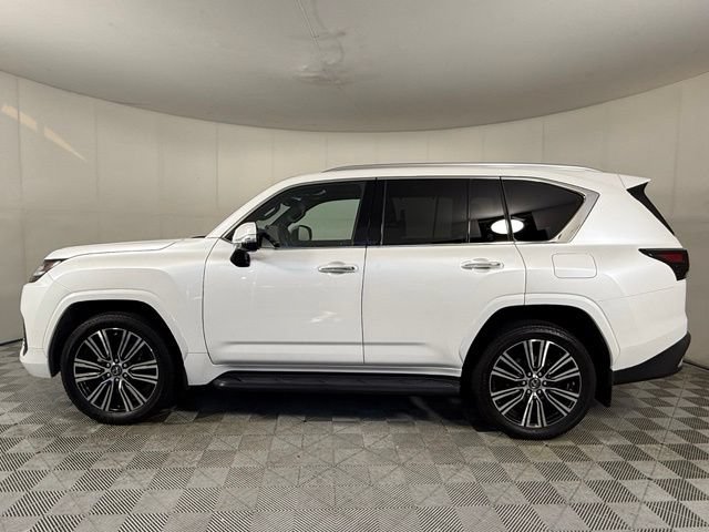 Used 2022 Lexus LX 600 4WD w/ Luxury Package image 3