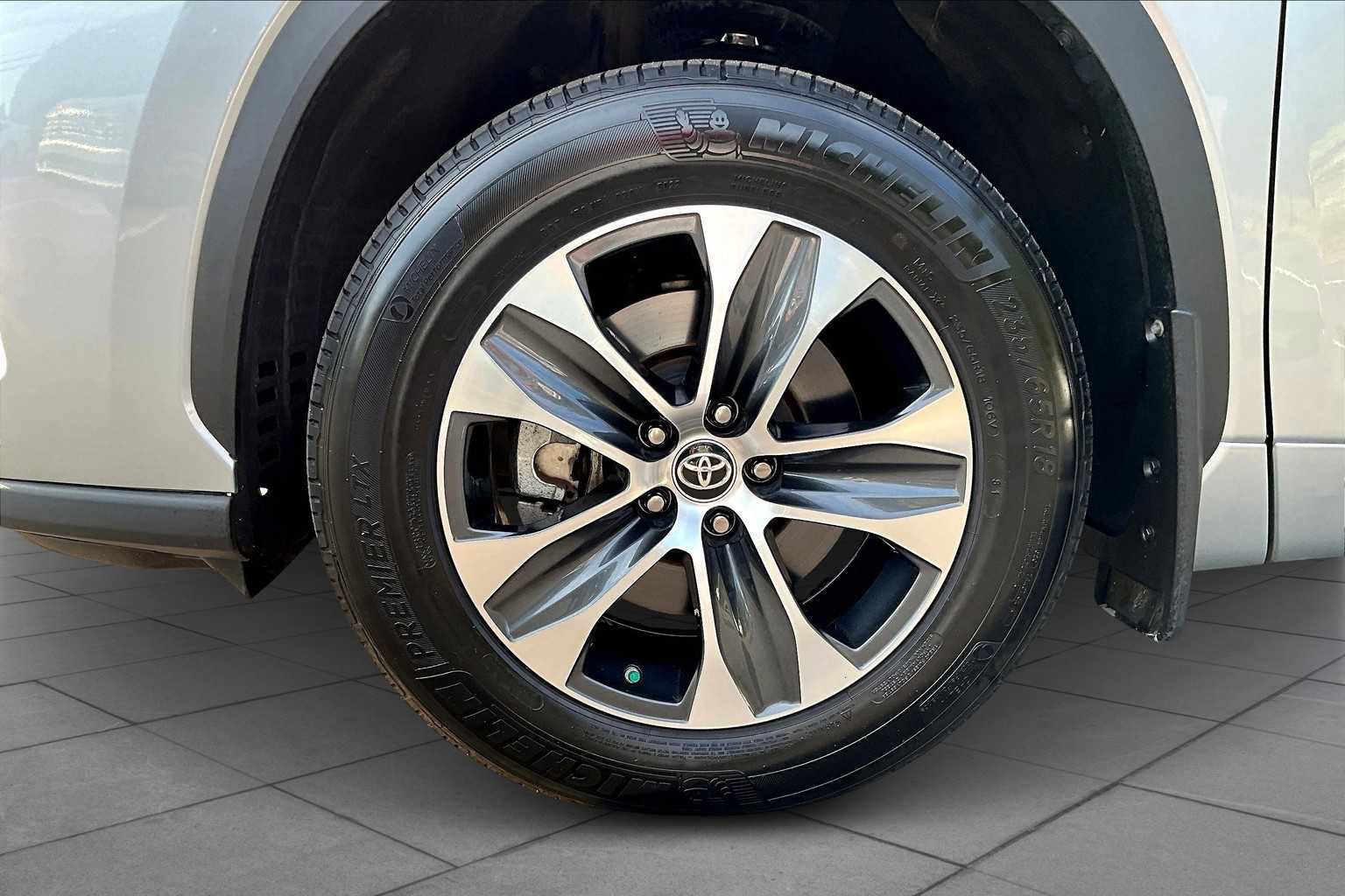 Used 2023 Toyota Highlander XLE AWD/4WD image 10