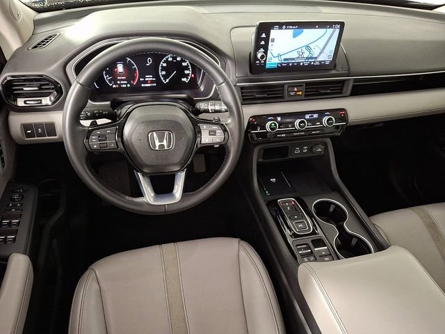 Used 2025 Honda Pilot Touring image 2