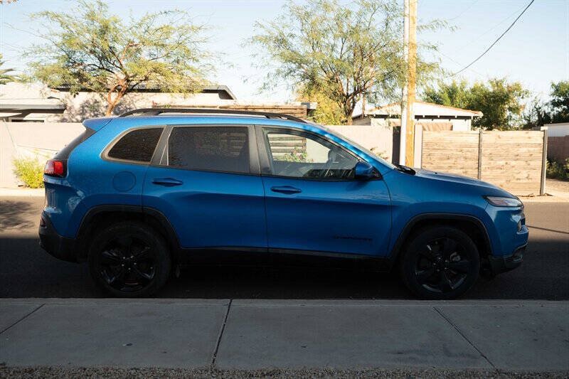 Used 2018 Jeep Cherokee Latitude w/ Altitude Package FWD image 6