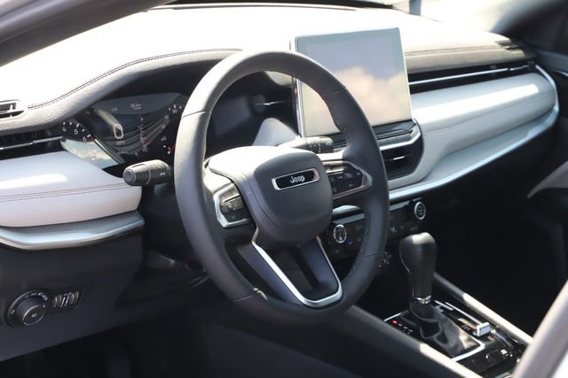 Used 2025 Jeep Compass Limited image 11