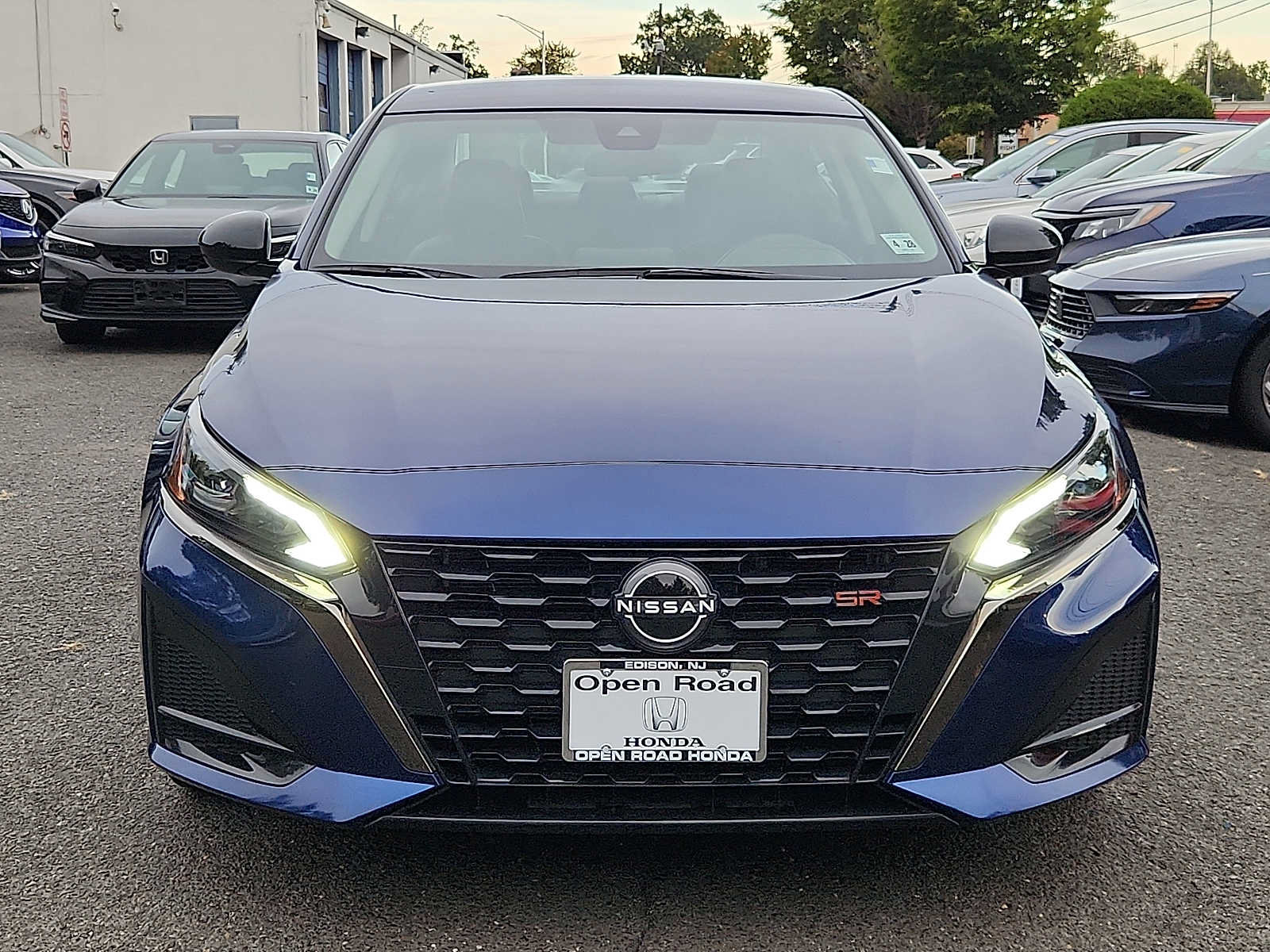 Used 2023 Nissan Altima 2.5 SR FWD image 2