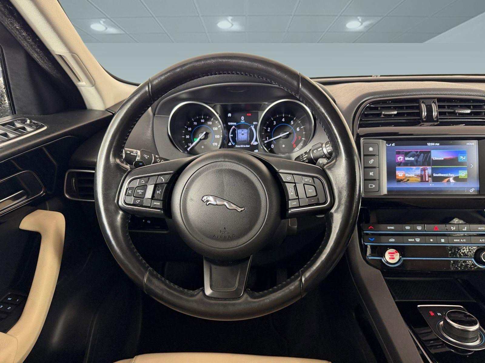 Used 2018 Jaguar F-PACE Premium AWD/4WD image 23