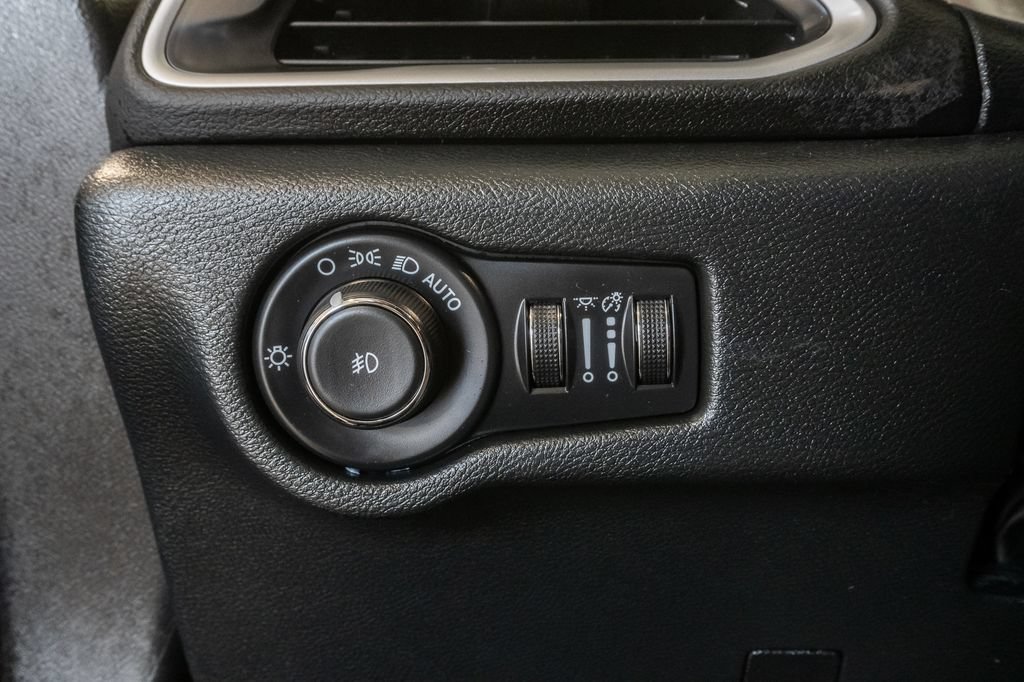 Certified 2025 Chrysler Pacifica Select FWD image 12