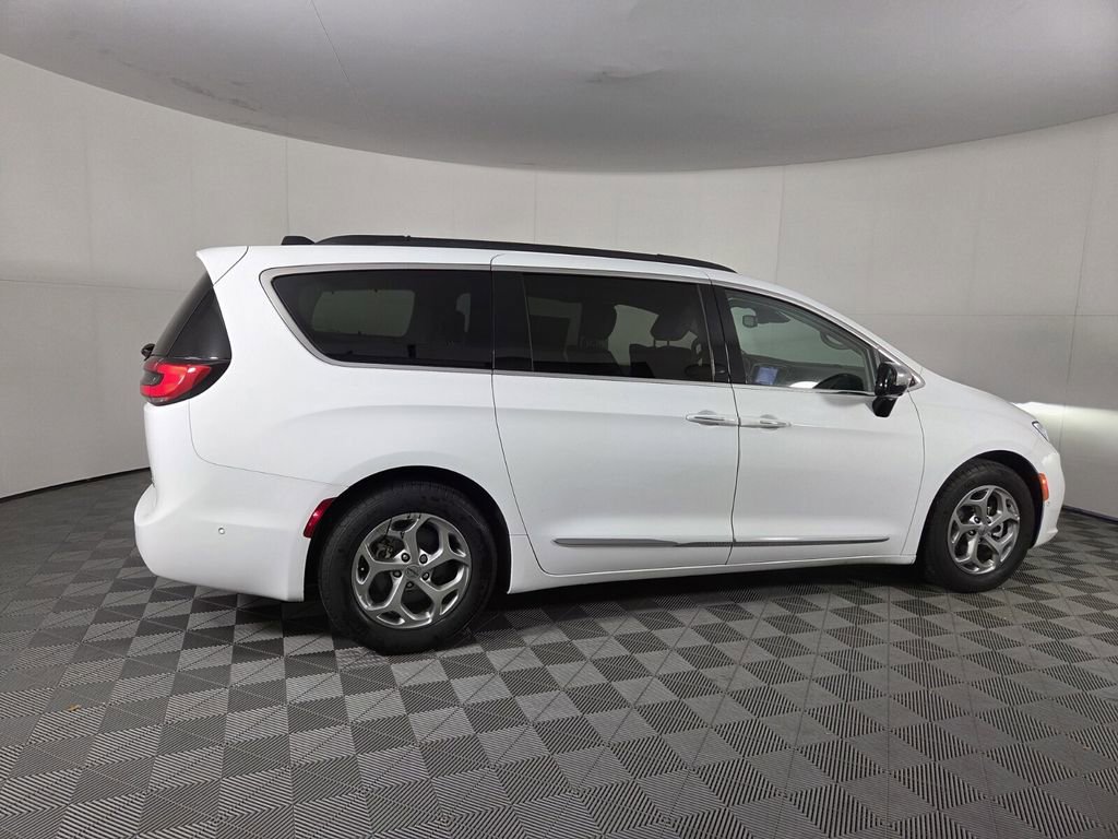 Used 2023 Chrysler Pacifica Limited w/ Uconnect Theater Family Group image 4