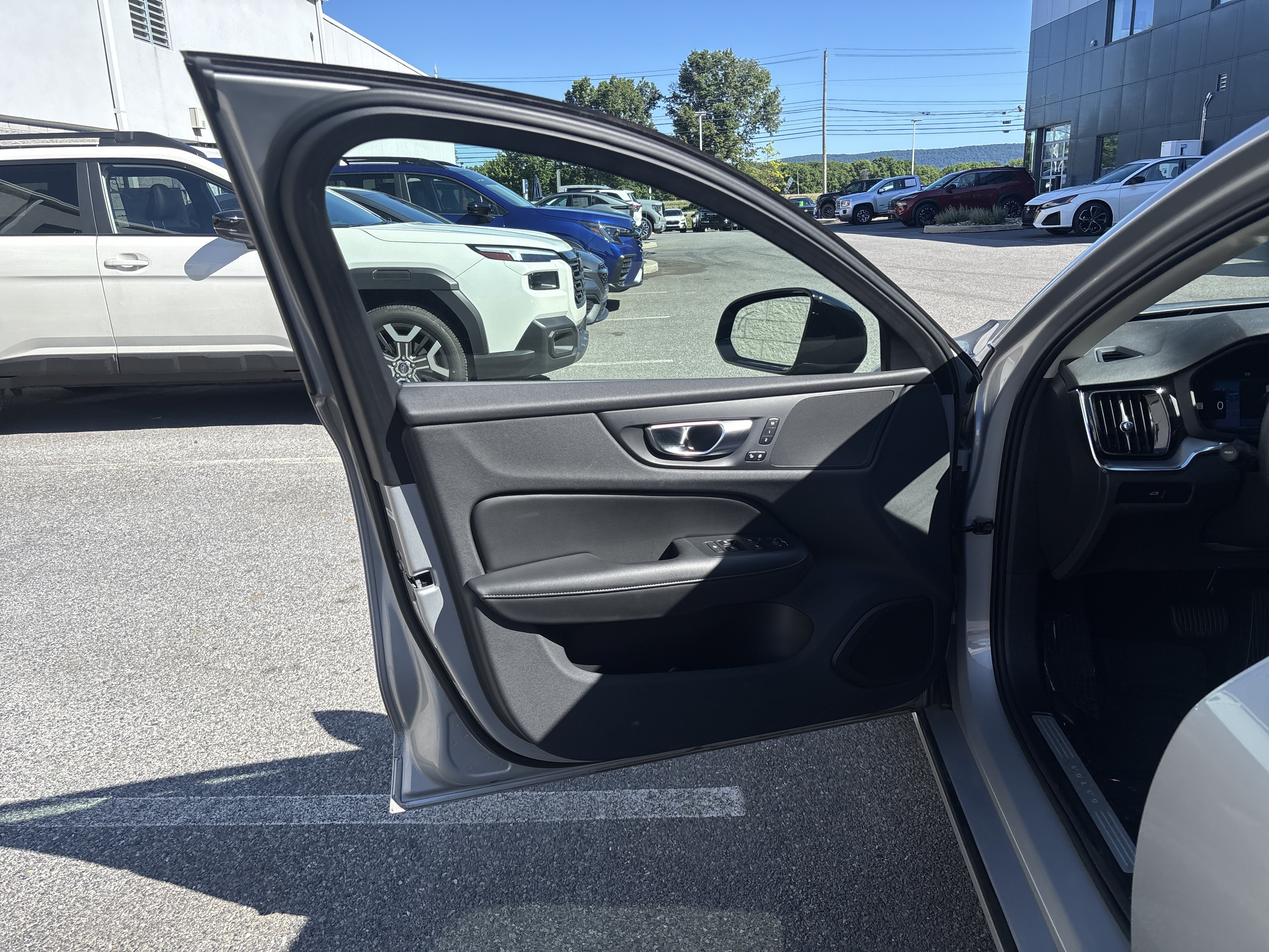 Used 2025 Volvo S60 B5 Core FWD image 33