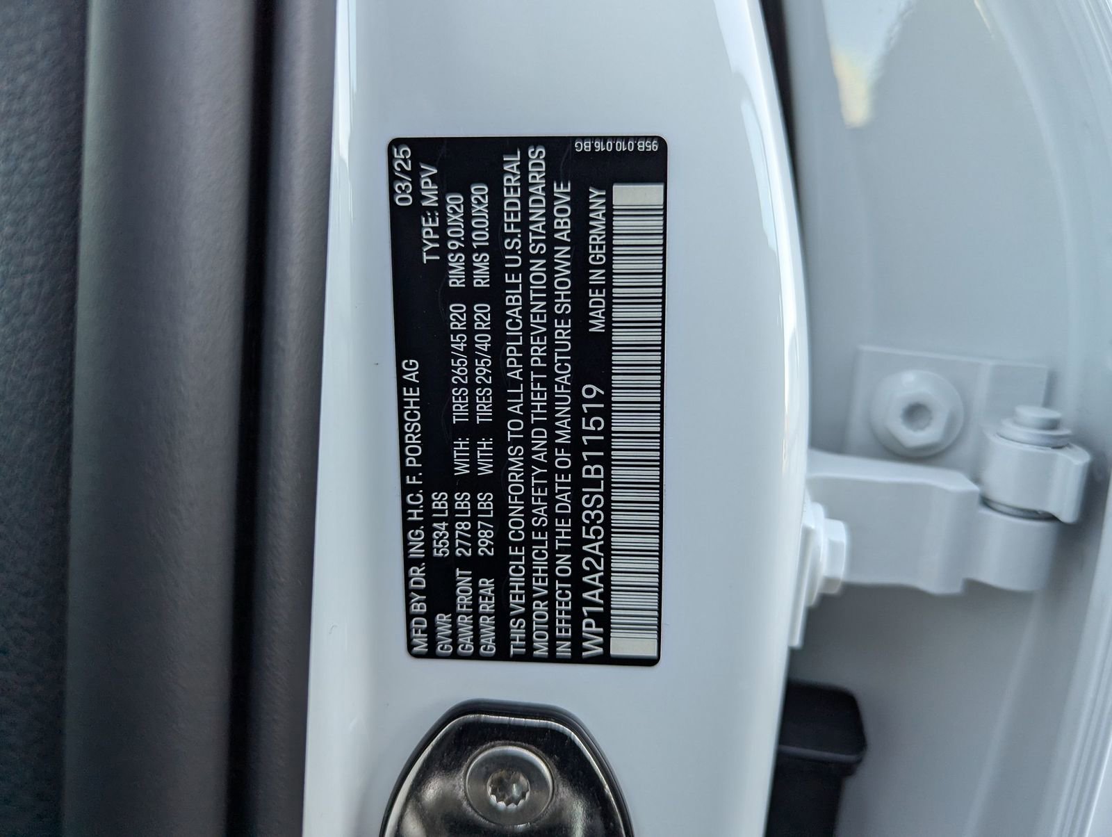 Certified 2025 Porsche Macan image 30