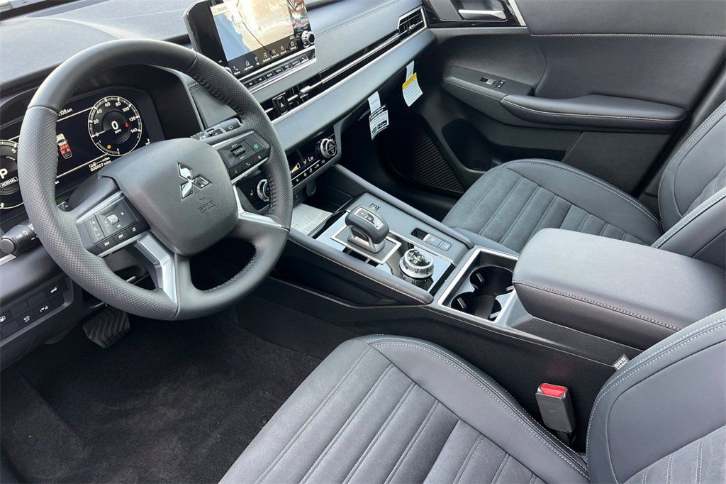 New 2025 Mitsubishi Outlander SE image 11