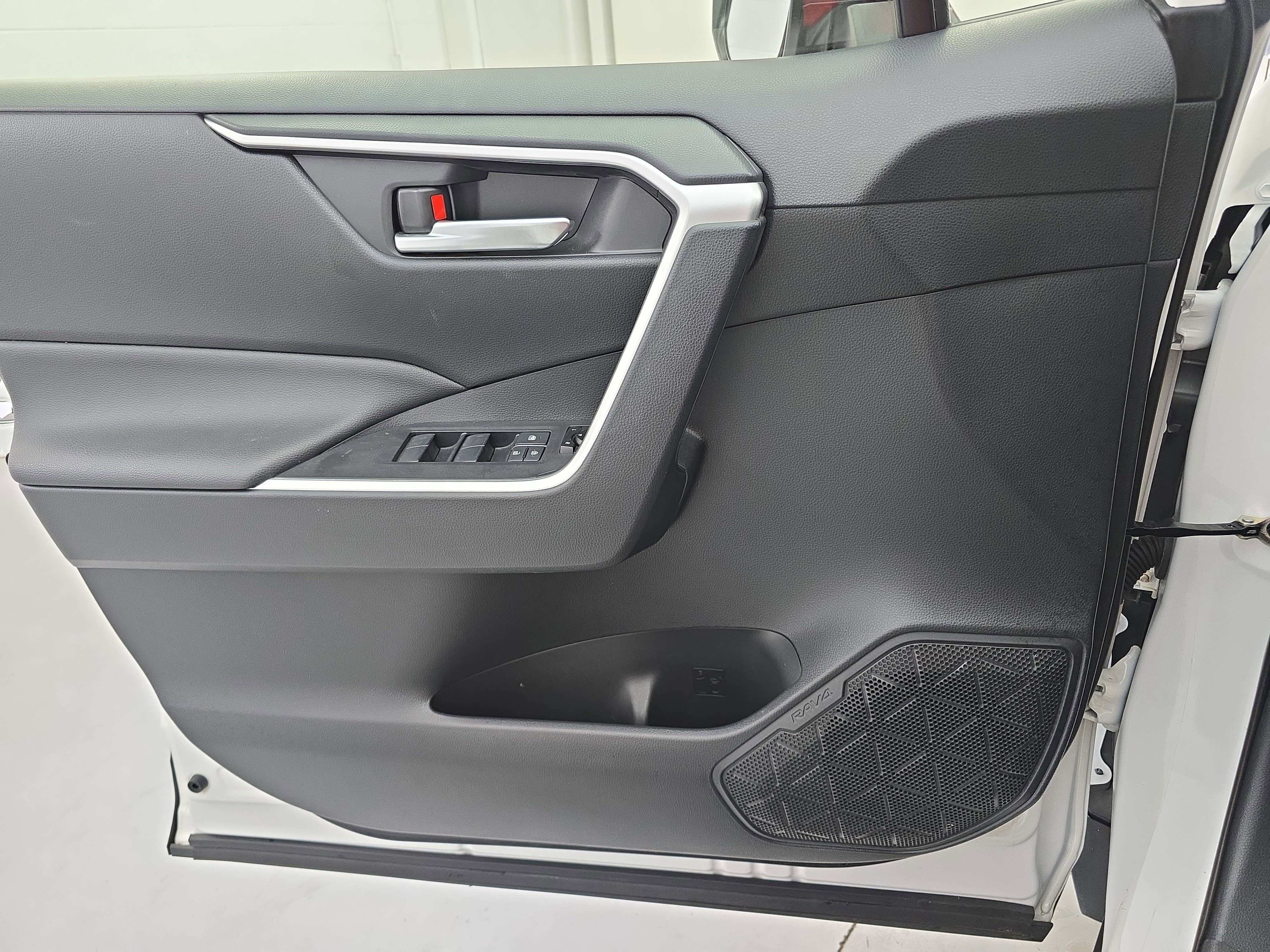 Used 2019 Toyota RAV4 XLE FWD image 26