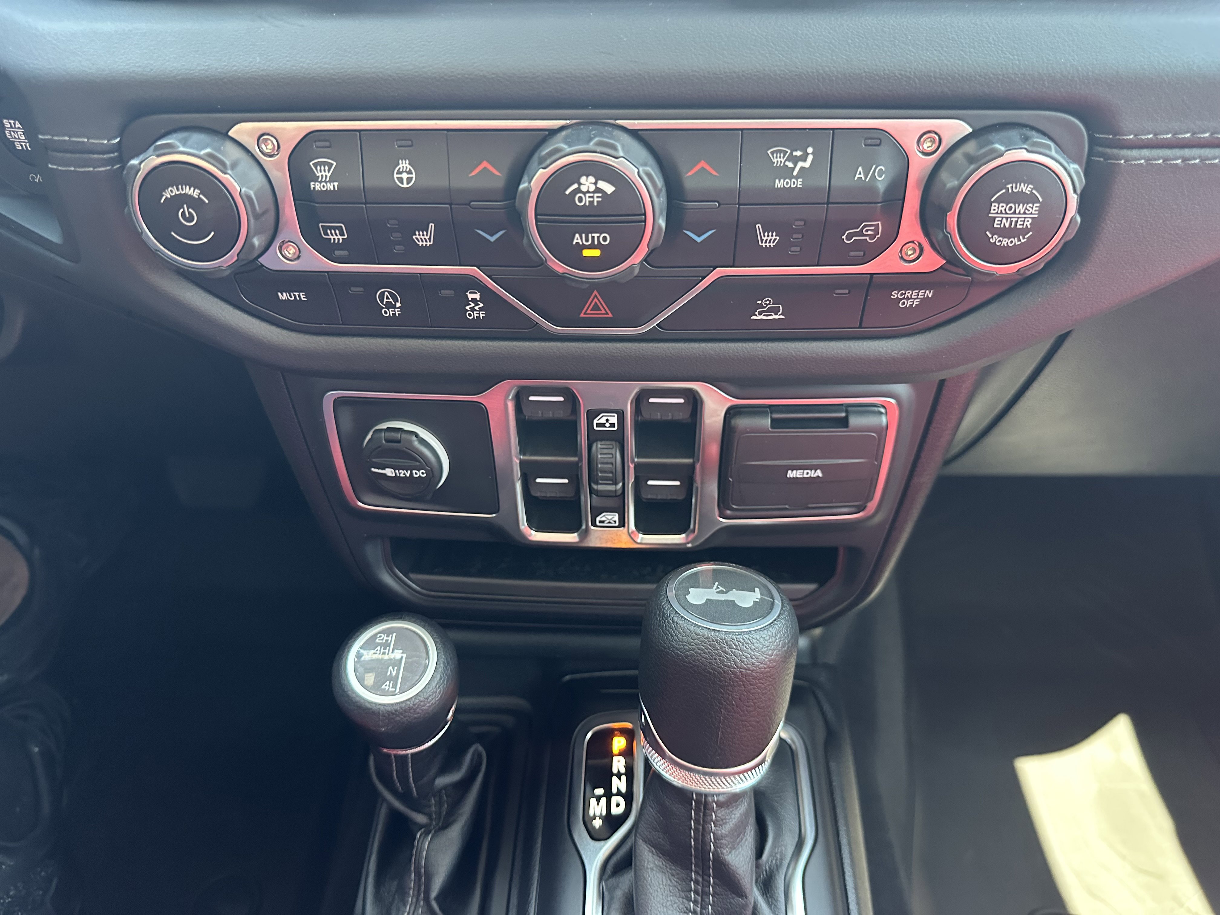 Used 2025 Jeep Wrangler Unlimited Sahara image 22