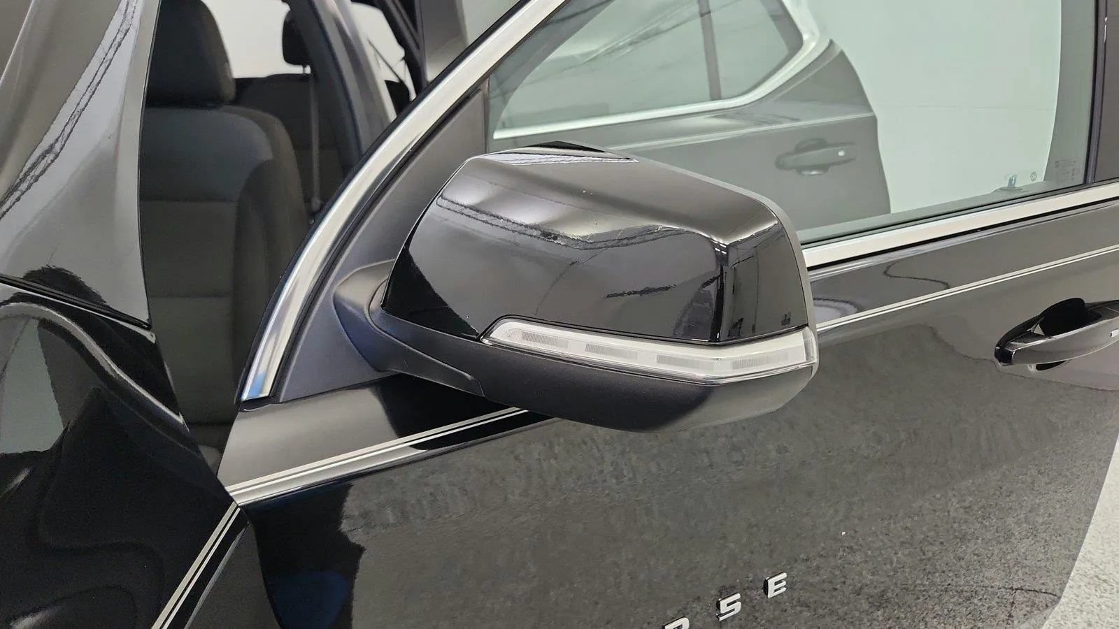 Used 2023 Chevrolet Traverse LT FWD image 17