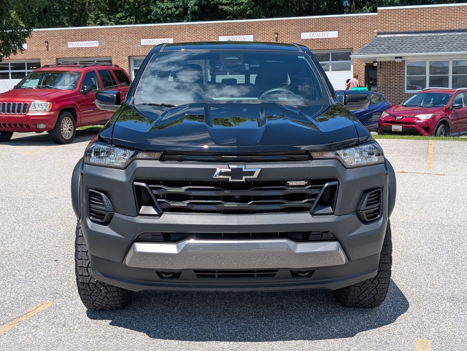 Used 2024 Chevrolet Colorado Trail Boss w/ Technology Package AWD/4WD image 8