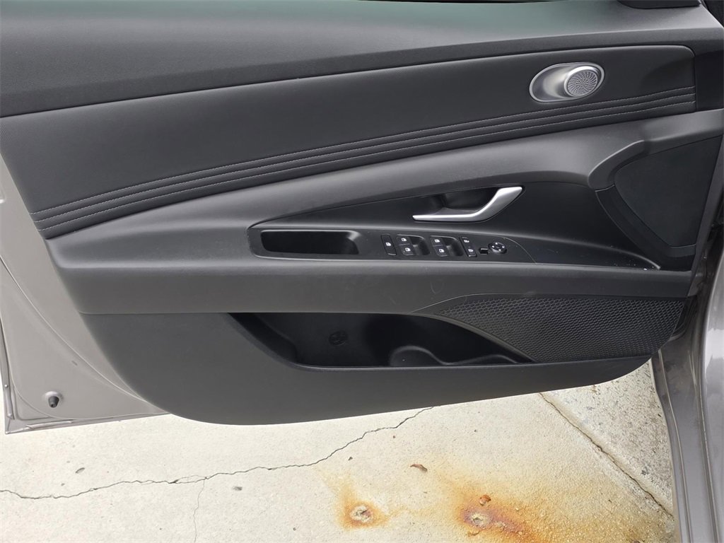 Used 2023 Hyundai Elantra SEL w/ Convenience Package image 28