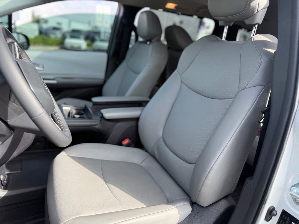 Used 2026 Toyota Sienna XLE FWD image 5