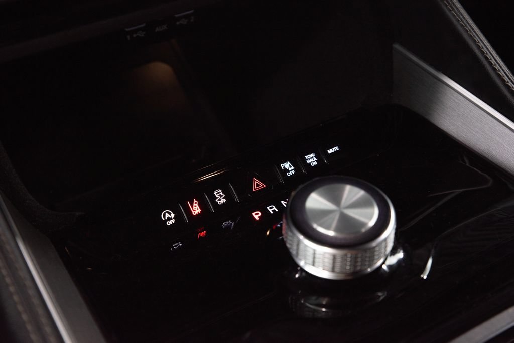 Used 2025 Jeep Wagoneer Series II RWD image 37