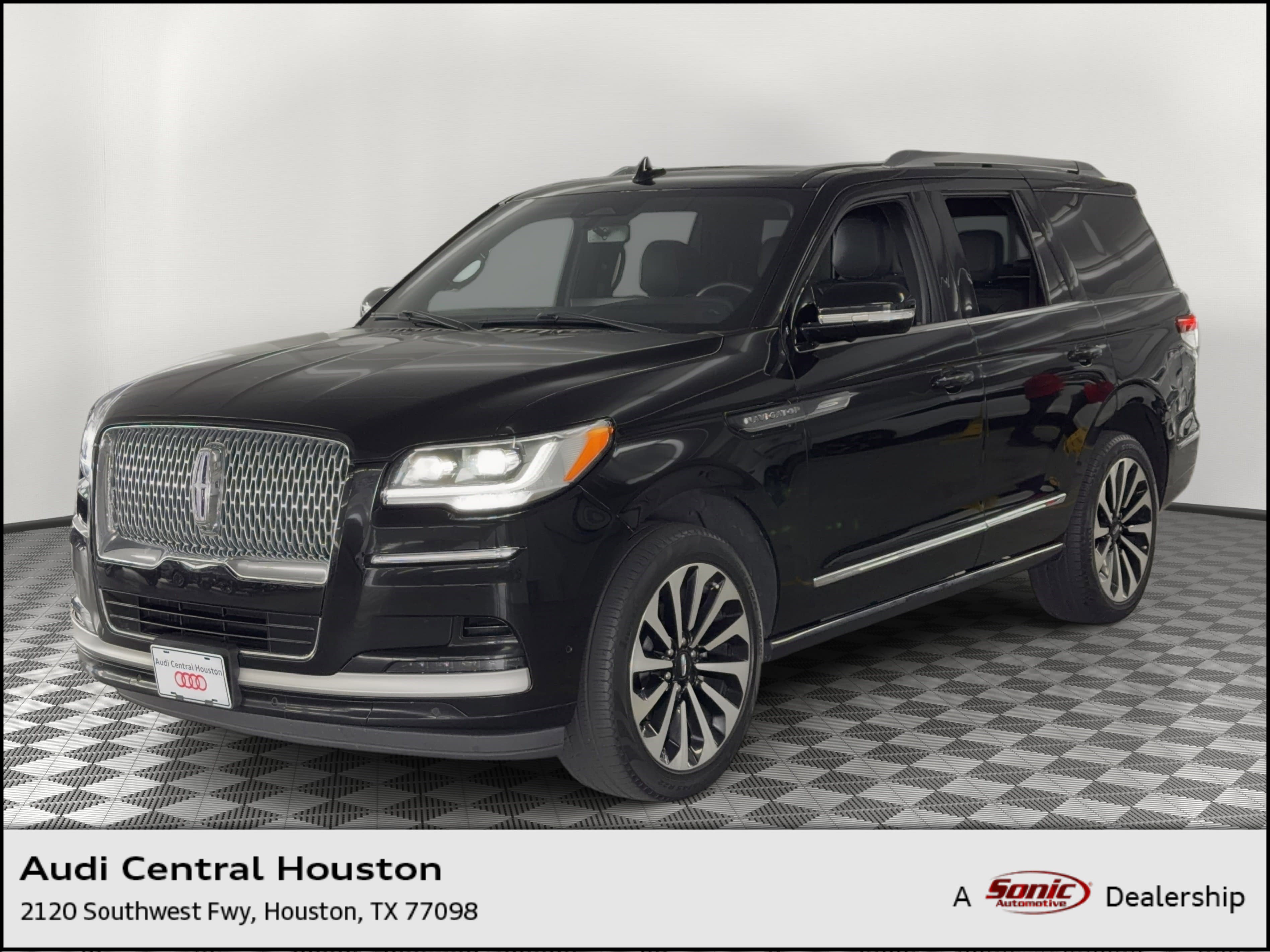 Used 2024 Lincoln Navigator Reserve AWD/4WD image 1