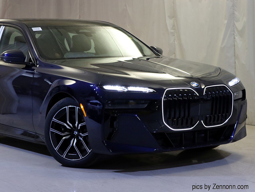 Used 2026 BMW 750e xDrive image 2