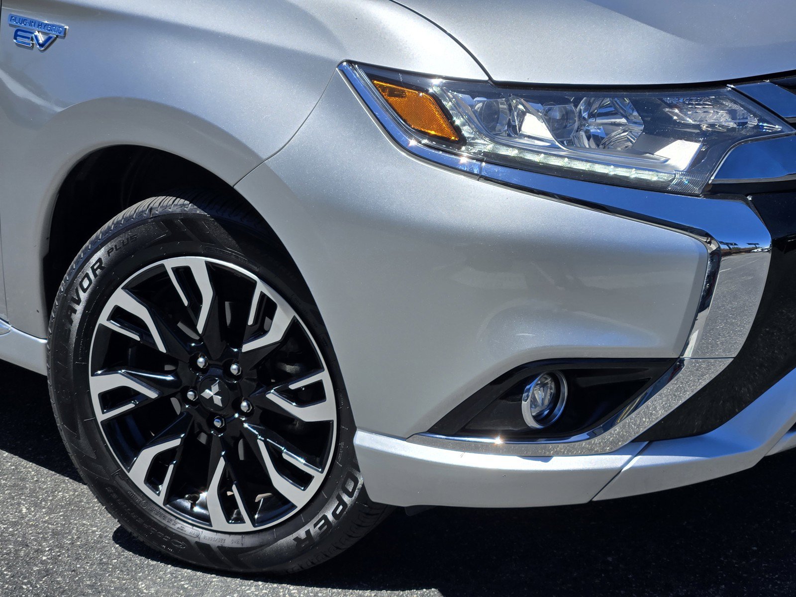 Used 2018 Mitsubishi Outlander 4WD Plug-In Hybrid image 9