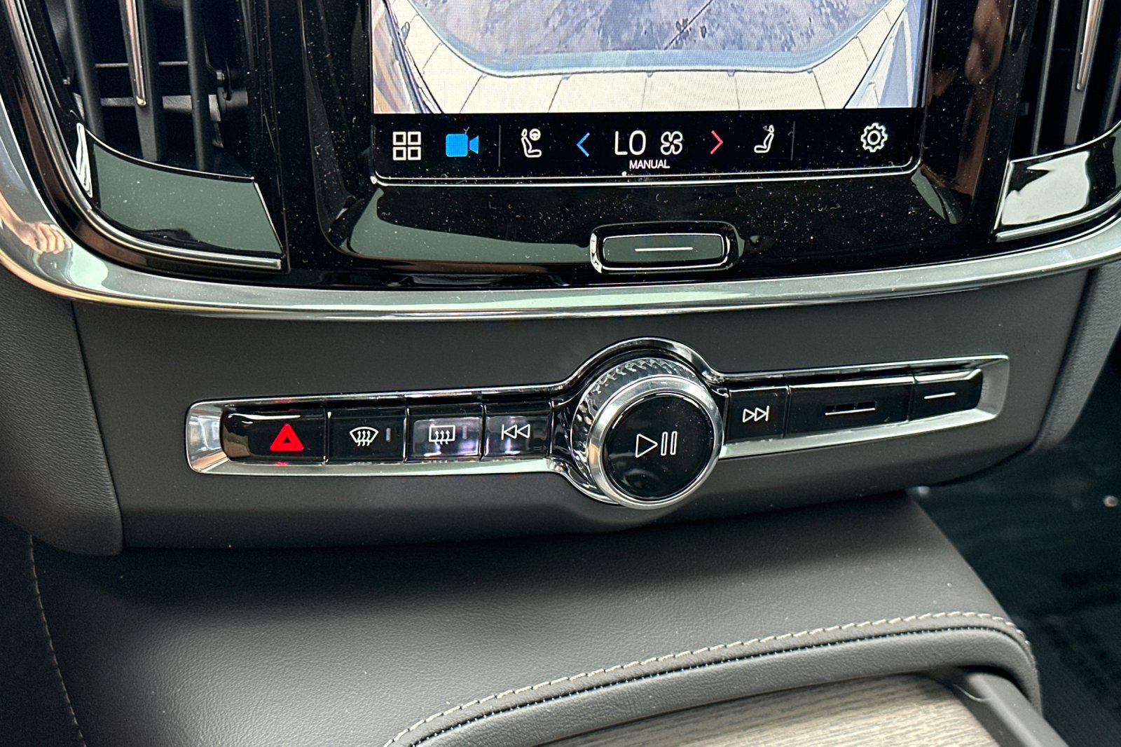 New 2025 Volvo V90 B6 Cross Country Ultra w/ Protection Package Premier image 19