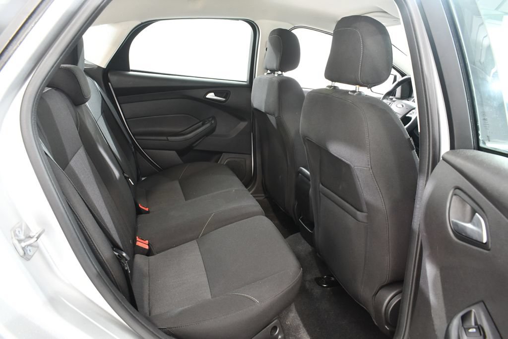 Used 2018 Ford Focus SE w/ Cold Weather Package FWD image 19