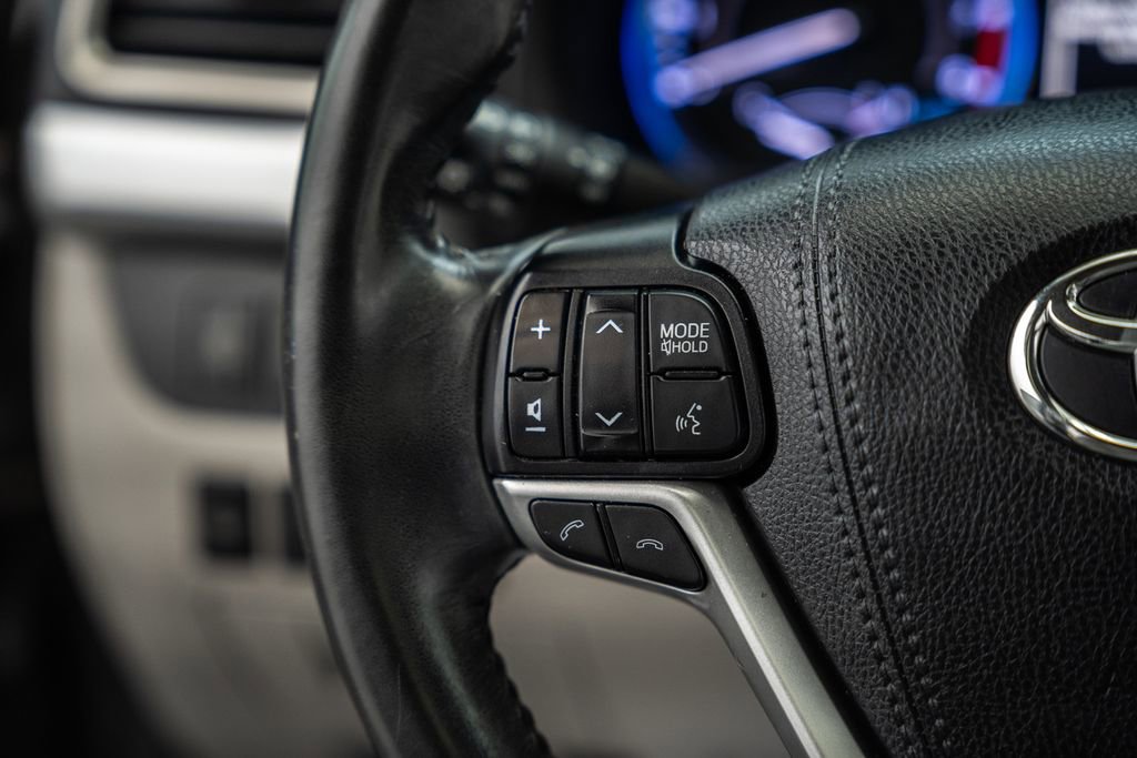 Used 2019 Toyota Highlander XLE AWD/4WD image 29