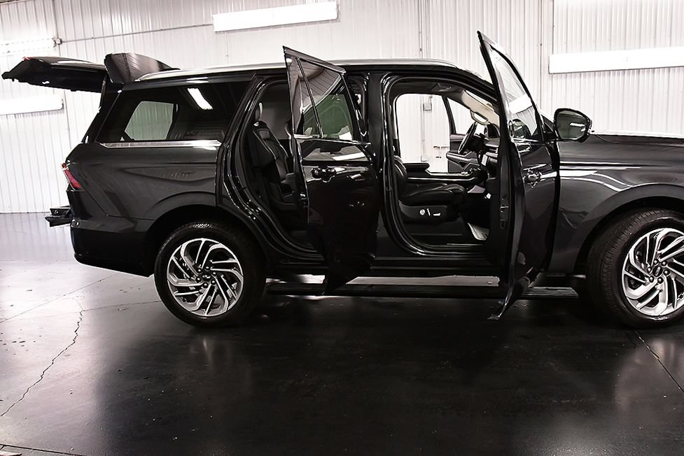 Used 2025 Lincoln Navigator Reserve AWD/4WD image 31