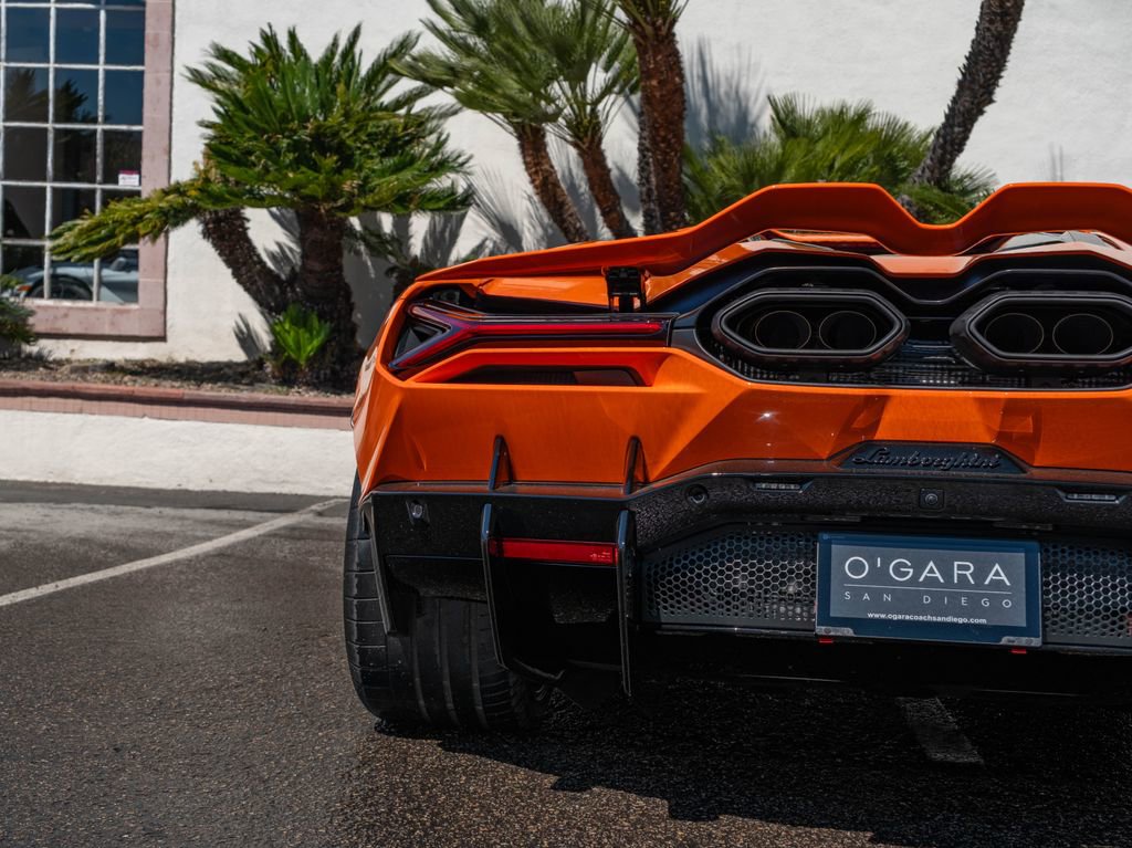 Used 2025 Lamborghini Revuelto image 30