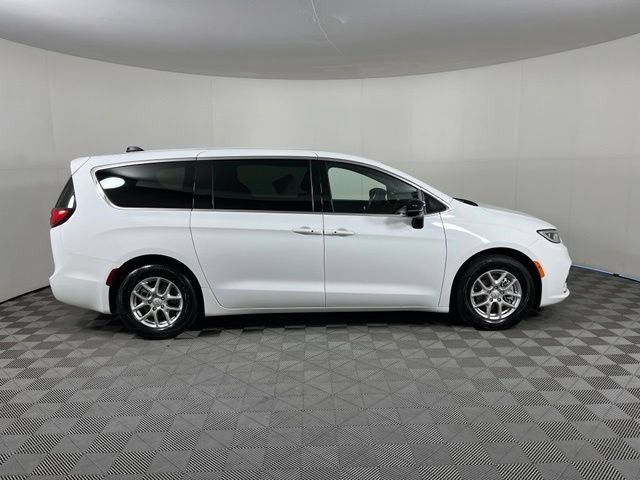 Used 2026 Chrysler Pacifica Select FWD image 8